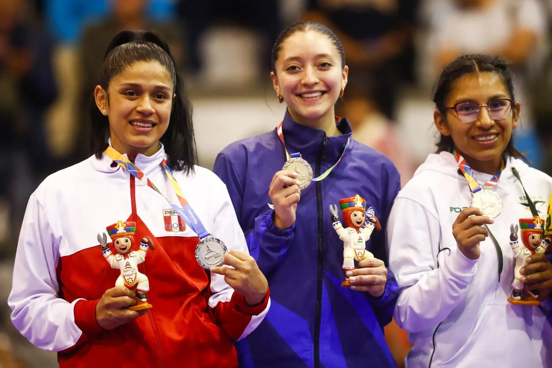 La peleadora peruana Sol Karina Cabrera Aragón obtuvo la medalla de plata en el torneo de karate categoría 61kg femenina de los Juegos Bolivarianos Bicentenario Ayacucho 2024, tras pelear la final contra la representante de Ecuador, Amy Dallana López Rodríguez, en el coliseo del colegio Mariscal Cáceres de Huamanga el sábado 7 de diciembre. Foto: ANDINA/Daniel Bracamonte