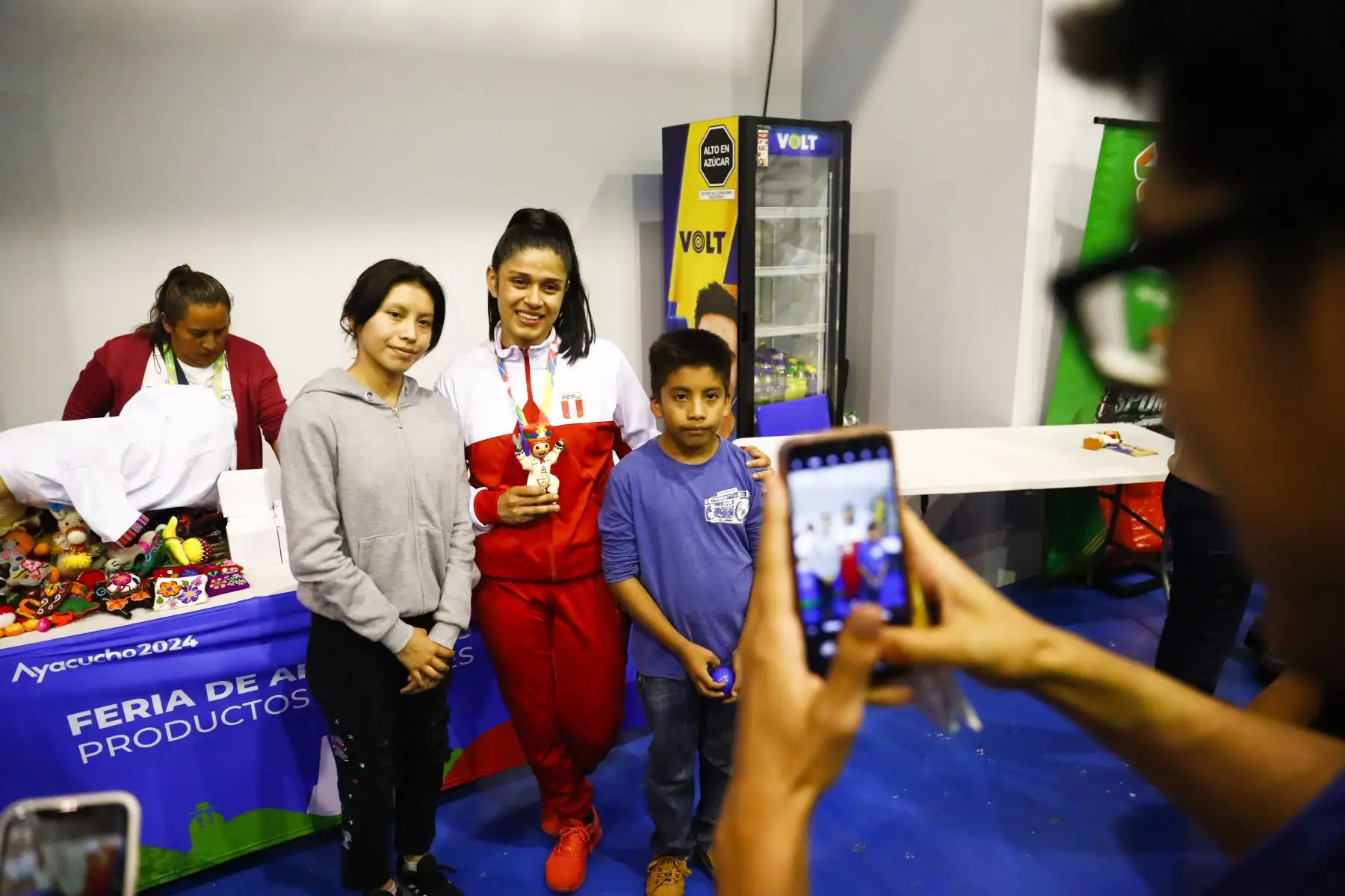 La peleadora peruana Sol Karina Cabrera Aragón obtuvo la medalla de plata en el torneo de karate categoría 61kg femenina de los Juegos Bolivarianos Bicentenario Ayacucho 2024, tras pelear la final contra la representante de Ecuador, Amy Dallana López Rodríguez, en el coliseo del colegio Mariscal Cáceres de Huamanga el sábado 7 de diciembre. Foto: ANDINA/Daniel Bracamonte