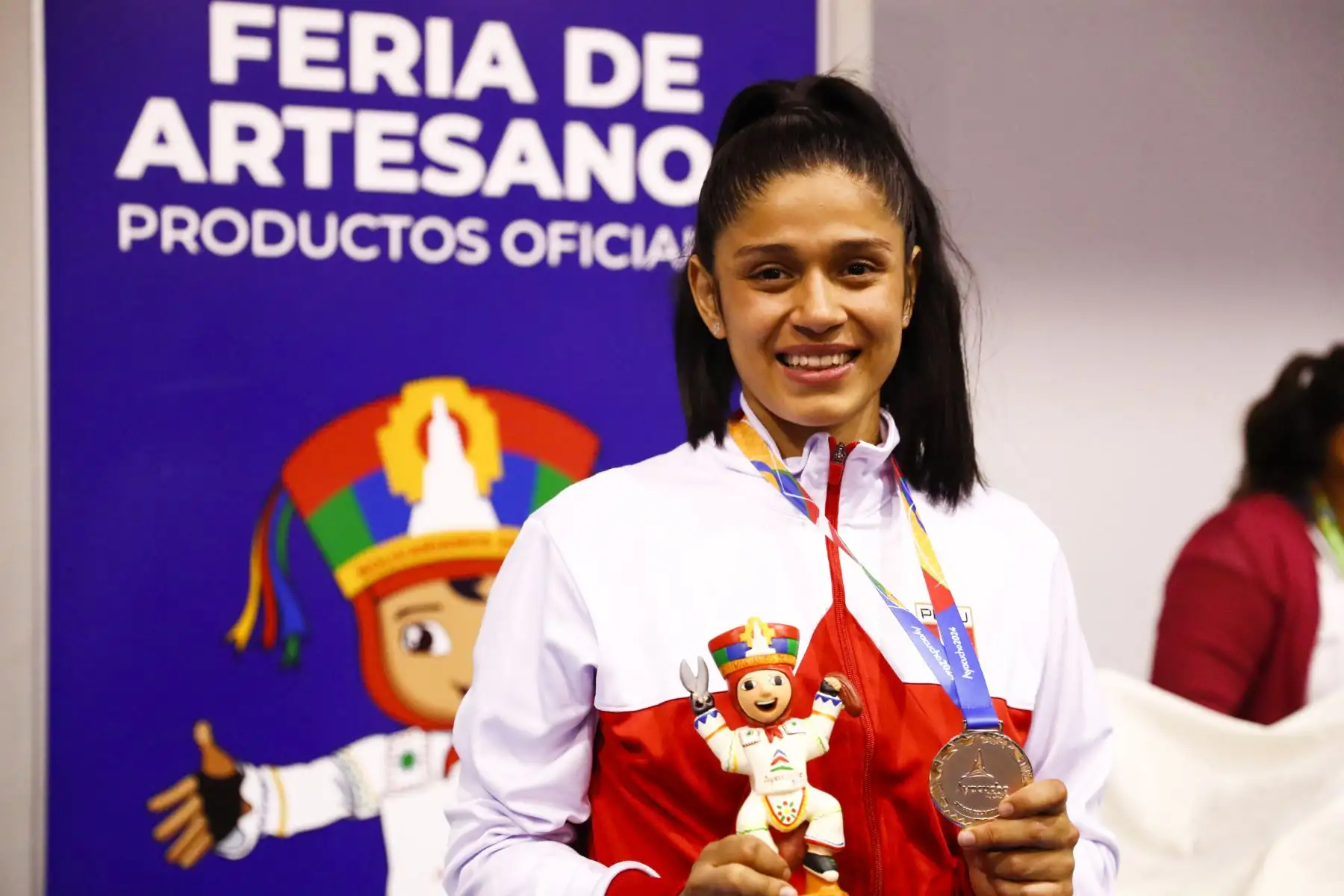 La peleadora peruana Sol Karina Cabrera Aragón obtuvo la medalla de plata en el torneo de karate categoría 61kg femenina de los Juegos Bolivarianos Bicentenario Ayacucho 2024, tras pelear la final contra la representante de Ecuador, Amy Dallana López Rodríguez, en el coliseo del colegio Mariscal Cáceres de Huamanga el sábado 7 de diciembre. Foto: ANDINA/Daniel Bracamonte