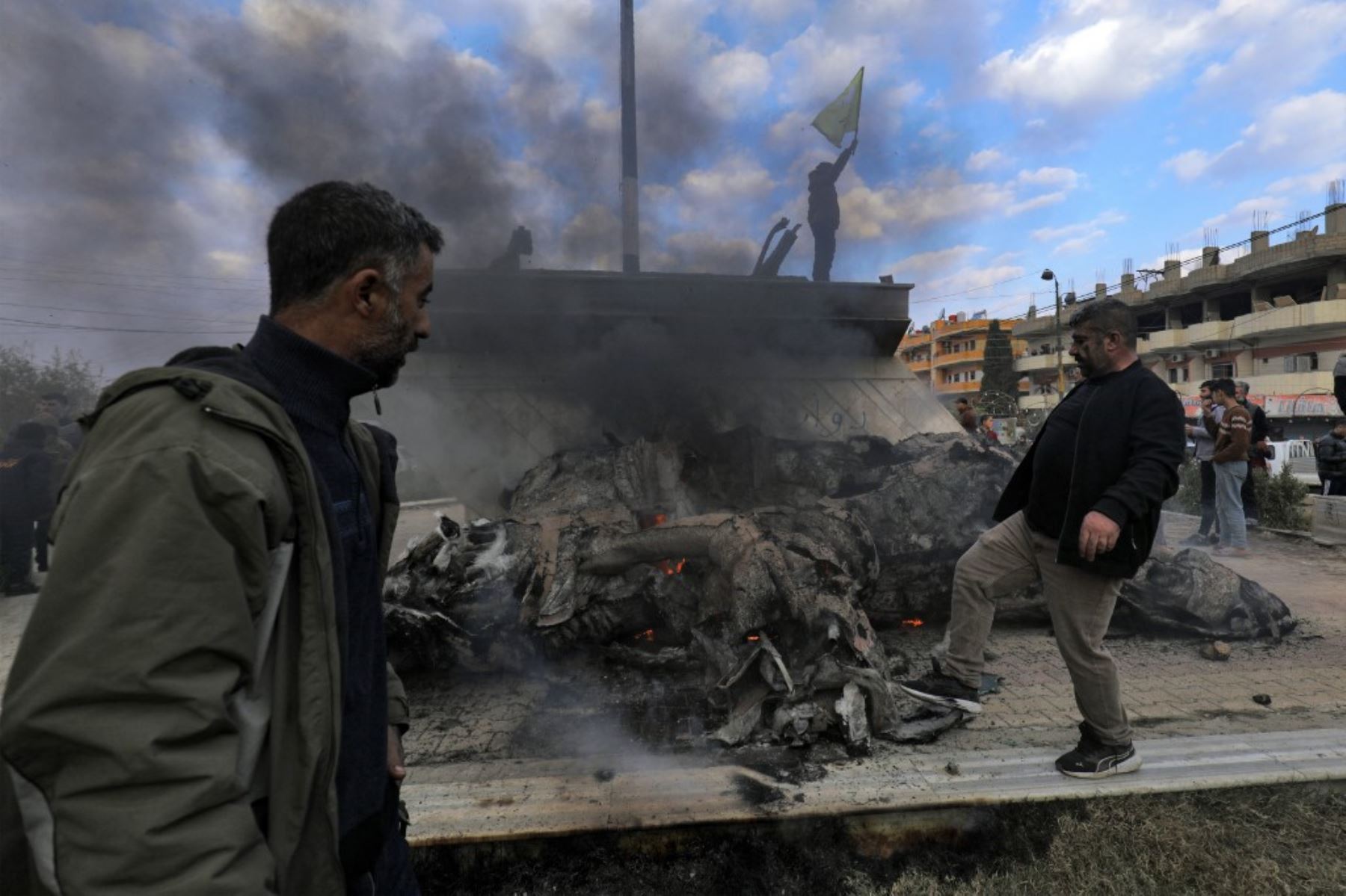 Los kurdos sirios destruyen la estatua de Basilea al-Assad, el difunto hermano mayor del presidente sirio Bashar al-Assad, mientras celebran la caída de la capital Damasco a los combatientes antigubernamentales, en la ciudad de Qamishli el 8 de diciembre de 2024. Los rebeldes liderados por islamistas declararon que habían tomado Damasco en una ofensiva relámpago el 8 de diciembre, enviando al presidente Bashar al-Assad huyendo y poniendo fin a cinco décadas de gobierno de Baath en Siria. (Foto de Delil soul