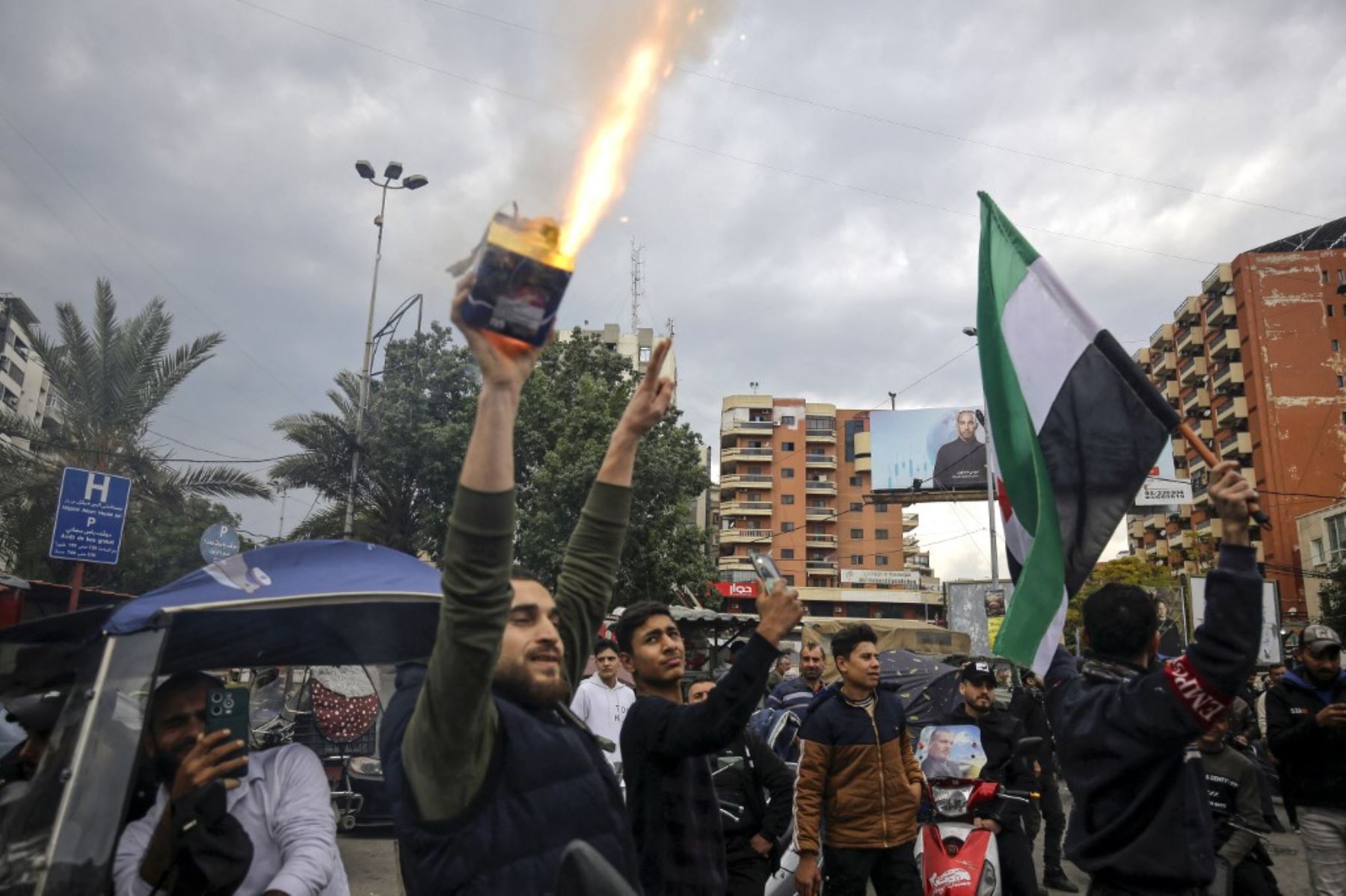 La gente ondea las banderas sirias mientras conduce coches mientras los residentes sirios en Turquía celebran el fin del gobierno de Baath en Siria después de que los combatientes rebeldes tomaran el control de Damasco durante la noche, en Estambul, el 8 de diciembre de 2024. Los rebeldes liderados por islamistas declararon que habían tomado Damasco en una ofensiva relámpago el 8 de diciembre, enviando al presidente Bashar al-Assad huyendo y poniendo fin a cinco décadas de gobierno de Baath en Siria. (Foto