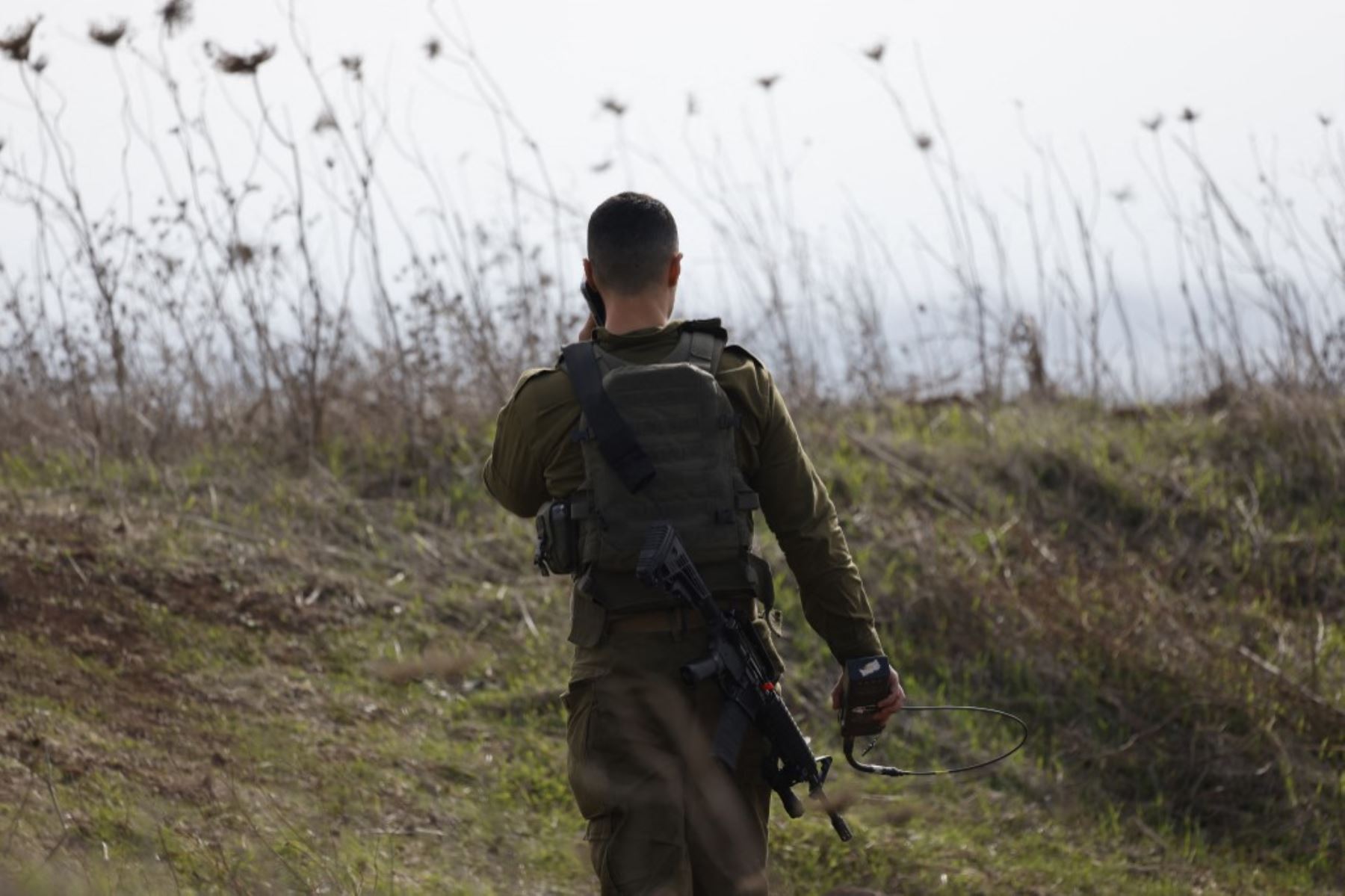 Un soldado israelí camina por la línea divisoria entre los Altos del Golán anexionados por Israel y la zona de amortiguación desmilitarizada en el suroeste de Siria el 8 de diciembre de 2024, después de que Damasco cayera en manos de las fuerzas rebeldes. Los rebeldes liderados por los islamistas declararon que habían tomado la capital siria en una ofensiva relámpago el 8 de diciembre, enviando al presidente Bashar al-Assad a huir y poniendo fin a cinco décadas de gobierno de Baath en Siria. (Foto de Jalaa