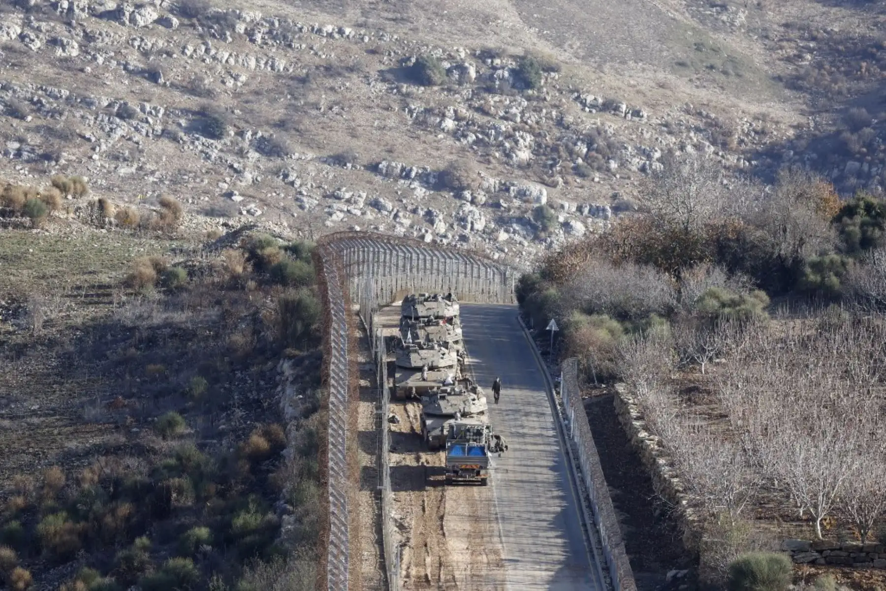 Los tanques israelíes toman posición en la frontera con Siria, cerca de la aldea drusa de Majdal Shams, en los Altos del Golán, anexionados por Israel, el 8 de diciembre de 2024. El ejército israelí dijo que el 8 de diciembre había desplegado fuerzas en una zona de amortiguación desmilitarizada en el suroeste de Siria que se adonaba a las alturas del Golán anexionadas por Israel después de que Damasco cayera a las fuerzas rebeldes. (Foto de Jalaa MAREY / AFP)