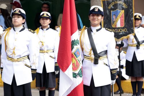 Desfile cívico militar en homenaje al bicentenario de la batalla de Ayacucho