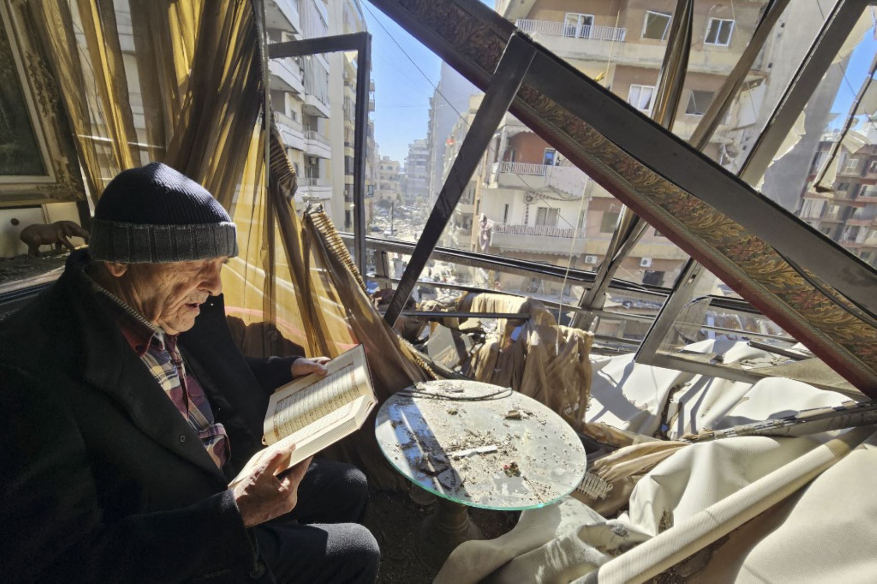 Naji Zein, un libanés de 72 años que huyó de su hogar durante la guerra entre Israel y Hezbolá, lee un versículo del Corán mientras visita su casa en el suburbio sur de Beirut, Haret Hreik, el 30 de noviembre de 2024, cuatro días después de que se agarrara un alto el fuego entre Israel y Hezbolá. La tregua puso fin a un conflicto que comenzó el día después del ataque sin precedentes de Hamas el 7 de octubre de 2023 contra Israel, cuando Hezbolá comenzó un intercambio de fuego transfronterizo de baja intensi