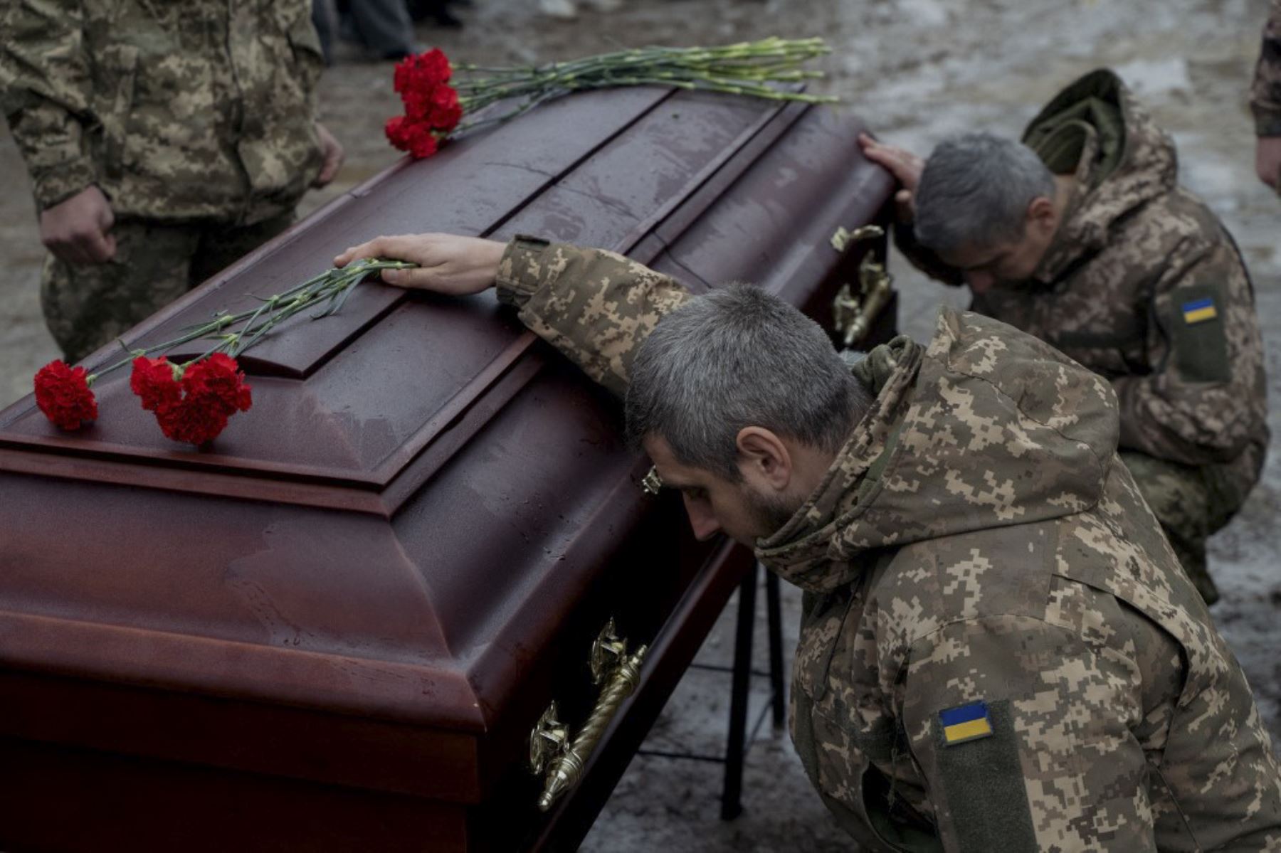 Miembros del ejército ucraniano lloran junto al ataúd de Pavlo Vedybida, indicativo "Obolonchyk", un militar ucraniano y miembro ultras del club de fútbol Obolon Kyiv, que murió en la batalla cerca de la ciudad de Chasiv Yar, región de Donetsk, durante la ceremonia fúnebre en un cementerio de Kiev el 30 de noviembre de 2024, en medio de la invasión rusa de Ucrania. (Foto de Tetiana DZHAFAROVA / AFP)