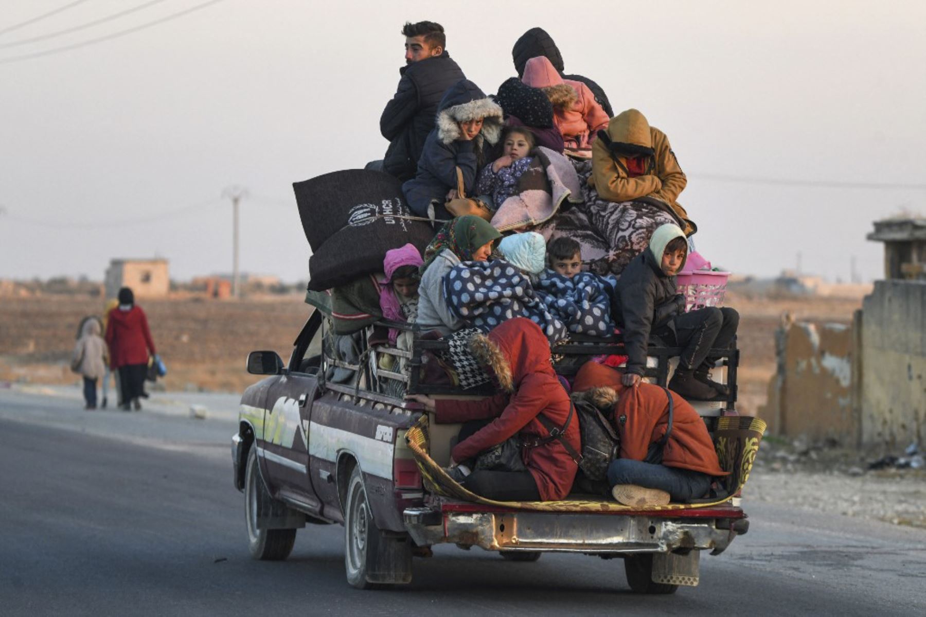 Los kurdos sirios desplazados montan vehículos cargados de pertenencias en la carretera Alepo-Raqqa mientras huyen de áreas en las afueras del norte de la ciudad de Alepo que anteriormente estaban controladas por las Fuerzas Democráticas Sirias (SDF) lideradas por los kurdos, después de que fueran apoderados por rebeldes liderados por islamistas el 2 de diciembre de 2024. El 27 de noviembre, la alianza islamista Hayat Tahrir al-Sham (HTS) dirigió una gran ofensiva arrebatando la segunda ciudad de Siria, Ale