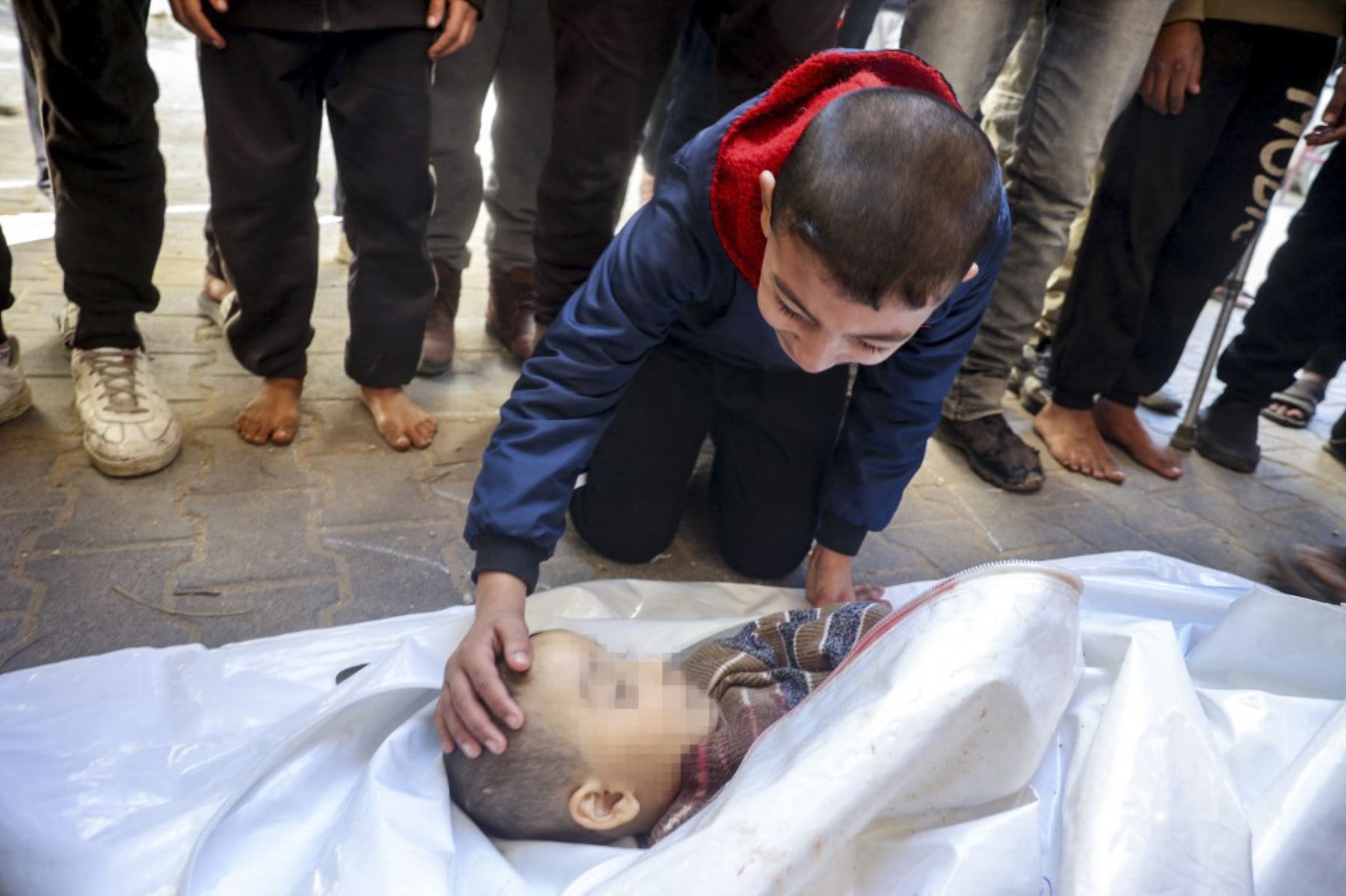 Un pariente llora por el cuerpo de un niño que murió durante un ataque israelí en el campo de refugiados de Nuseirat en la Franja central de Gaza, durante una procesión fúnebre el 4 de diciembre de 2024, mientras continúa la guerra entre Israel y el grupo palestino Hamas. (Foto de Eyad BABA / AFP)