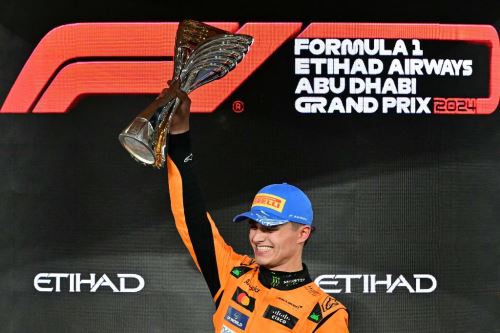 Lando Norris de McLaren celebra en lo más alto de podio de la Fórmula 1