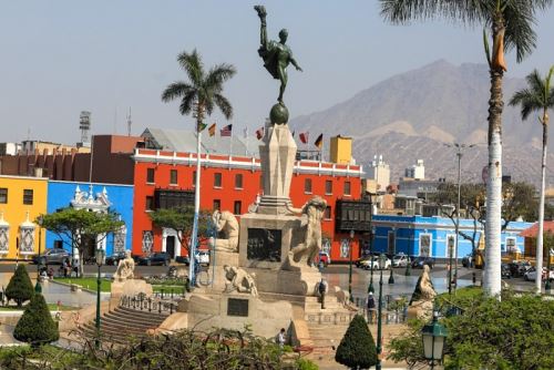 El monumento, instalado el 4 de julio de 1929, representa el proceso de independencia del país y lo más preciado del ser humano: el amor a la libertad; también reconoce a quienes nos dieron la independencia.