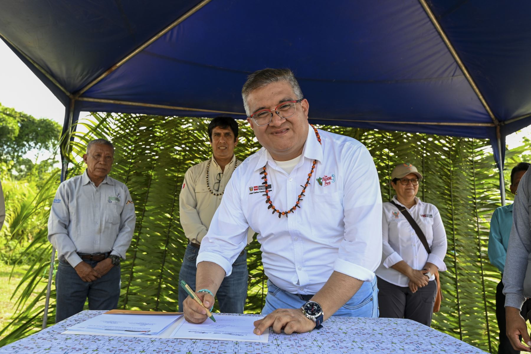 Con el objetivo de impulsar la conservación de nuestra biodiversidad, a través de la sinergia entre el Estado, comunidades nativas y el sector privado; el Ministerio del Ambiente y su adscrito el Servicio Nacional de Áreas Naturales protegidas por el Estado (Sernanp) formalizaron compromisos de conservación de recursos naturales con las comunidades de la Reserva Nacional Pacaya Samiria. Foto: Minam