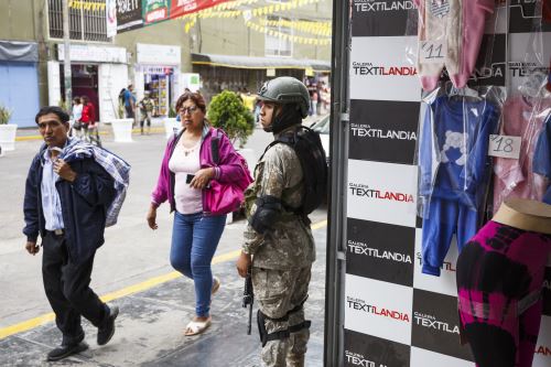 Fuerzas Armadas despliegan personal en emporio comercial de Gamarra