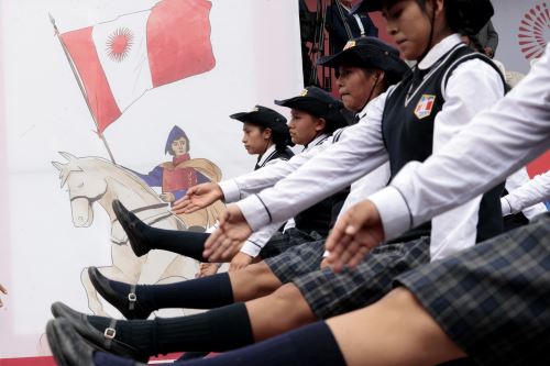 Continúan las festividades por el Bicentenario de la Batalla de Ayacucho con un gran desfile cívico militar