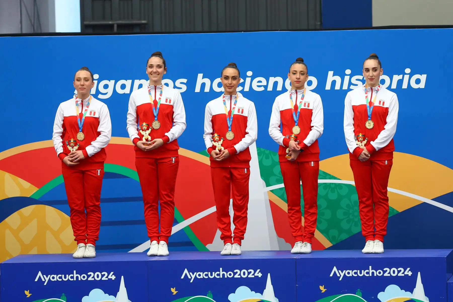 Las gimnastas peruanas Alexandra Petrozi, Alessia Rodríguez y Paulina Larrea, Josefina Canales y Sofia Alexandra Rodríguez  ganan la medalla de oro  en la disciplina de equipo mixta de gimnasia aeróbica de los Juegos Bolivarianos Bicentenario Ayacucho 2024. Foto: ANDINA/ Eddy Ramos