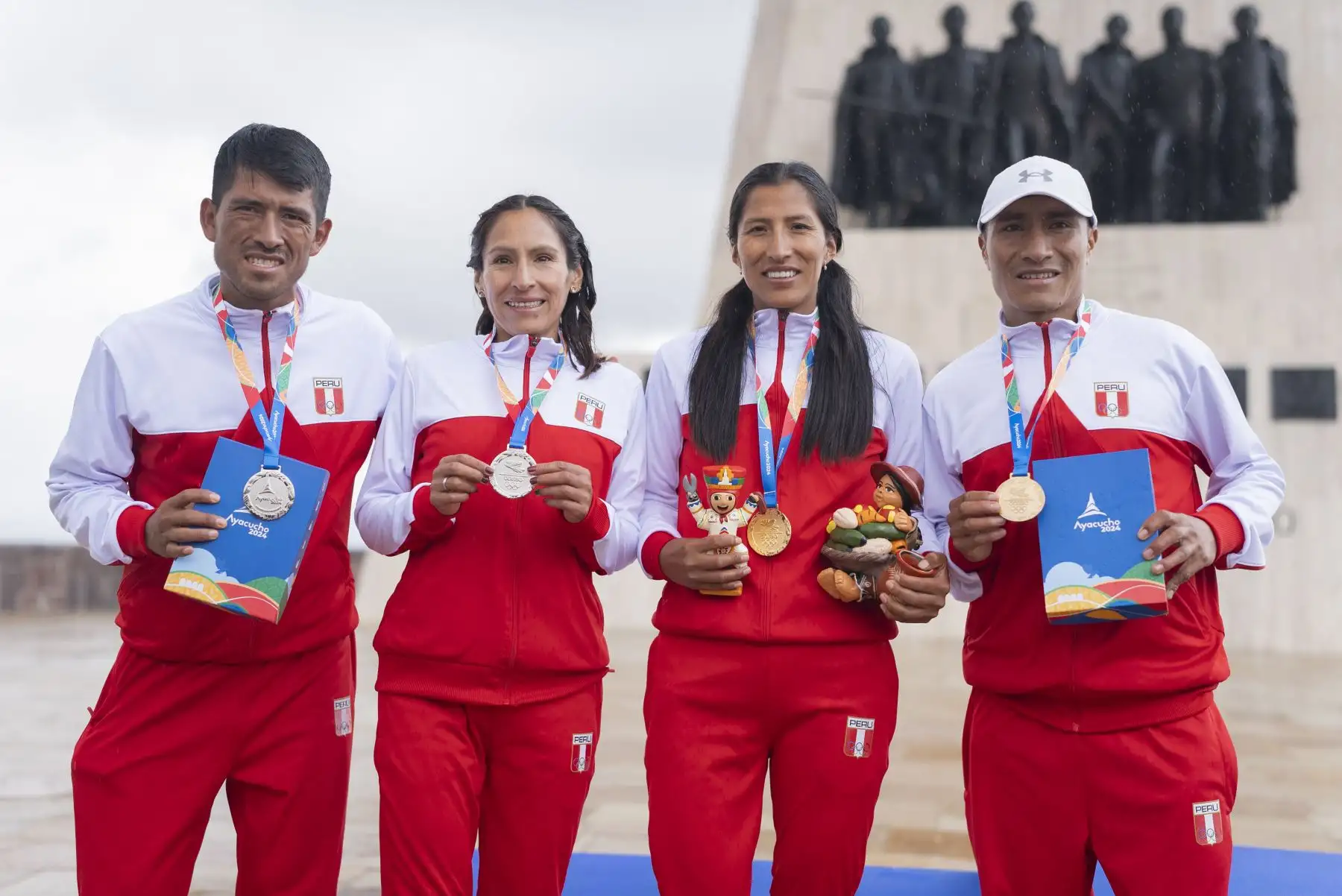 En plena celebración por un aniversario más de la histórica batalla de Ayacucho, la delegación peruana que compite en los Juegos Bolivarianos del Bicentenario Ayacucho 2024 honra este hecho histórico con el triunfo que le regala al país al consolidarse como líder indiscutido de este importante evento multideportivo con un total de 112 medallas, hasta el momento.. Foto: Composición digital con fotos de difusión