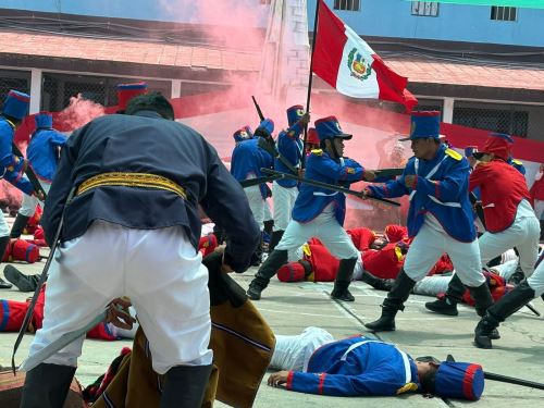 Internos del penal de Ayacucho participaron activamente en la escenificación de la batalla de Ayacucho que hoy cumple 200 años de histórica gesta. ANDINA/Difusión