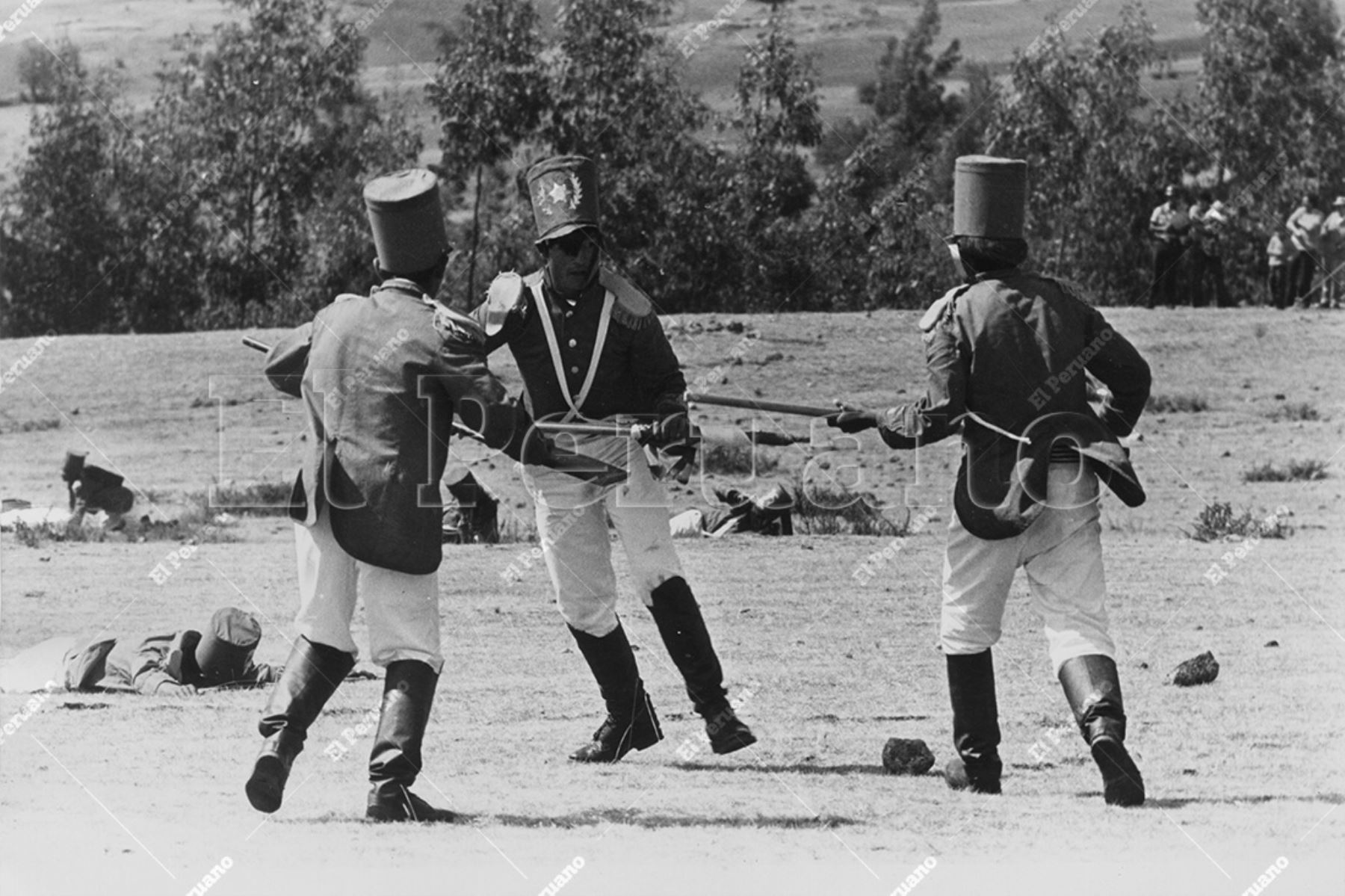 Ayacucho - 9 diciembre 1974 / Como parte de la conmemoración del sesquicentenario de  la histórica gesta en la Pampa de la Quinua, más de dos mil estudiantes realizaron una impresionante escenificación de la Batalla de Ayacucho  que puso fin al dominio español y selló la independencia de América. Foto: Archivo Histórico de El Peruano / Braulio Cabrera