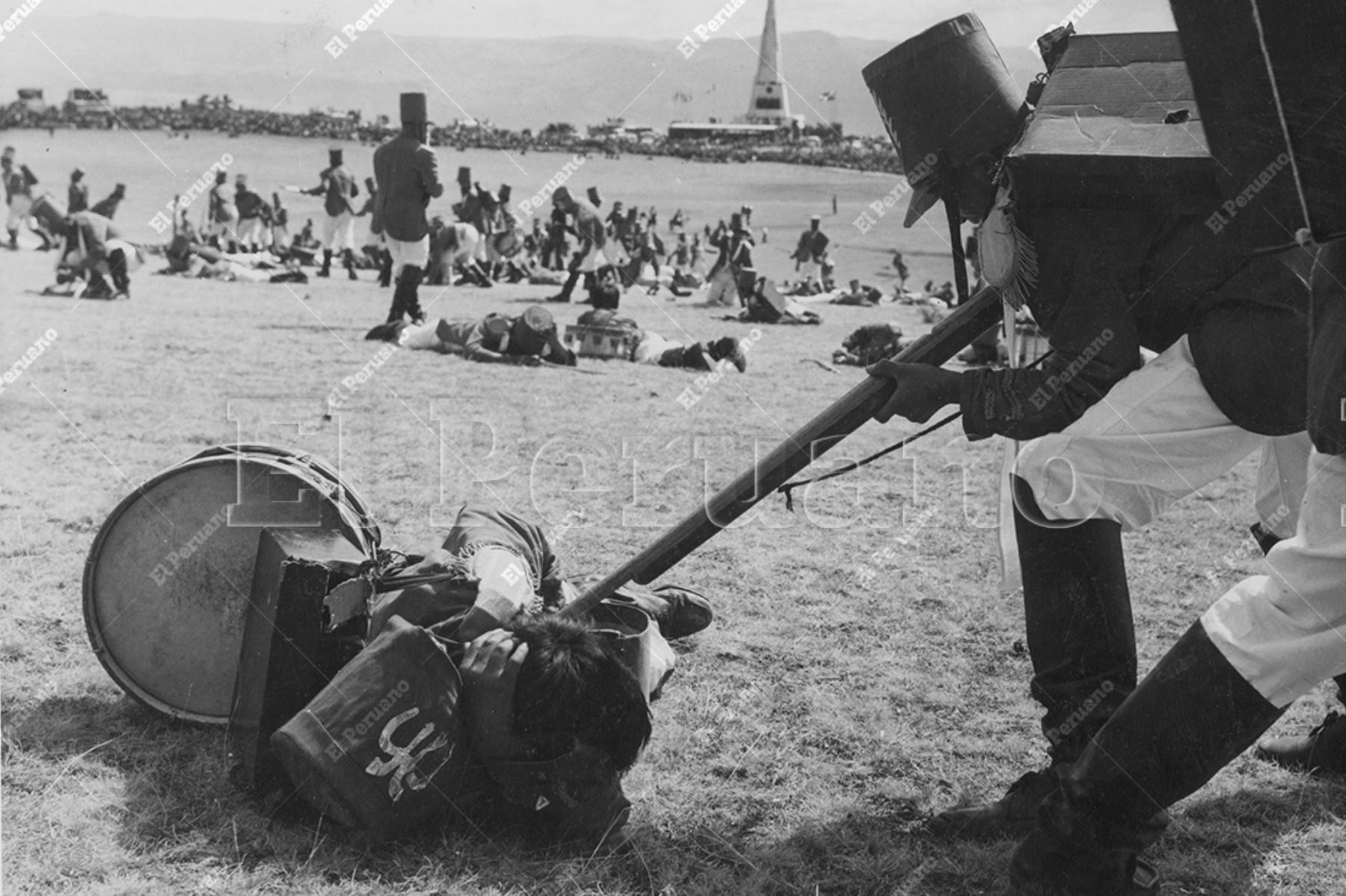 Ayacucho - 9 diciembre 1974 / Como parte de la conmemoración del sesquicentenario de  la histórica gesta en la Pampa de la Quinua, más de dos mil estudiantes realizaron una impresionante escenificación de la Batalla de Ayacucho  que puso fin al dominio español y selló la independencia de América. Foto: Archivo Histórico de El Peruano / Braulio Cabrera