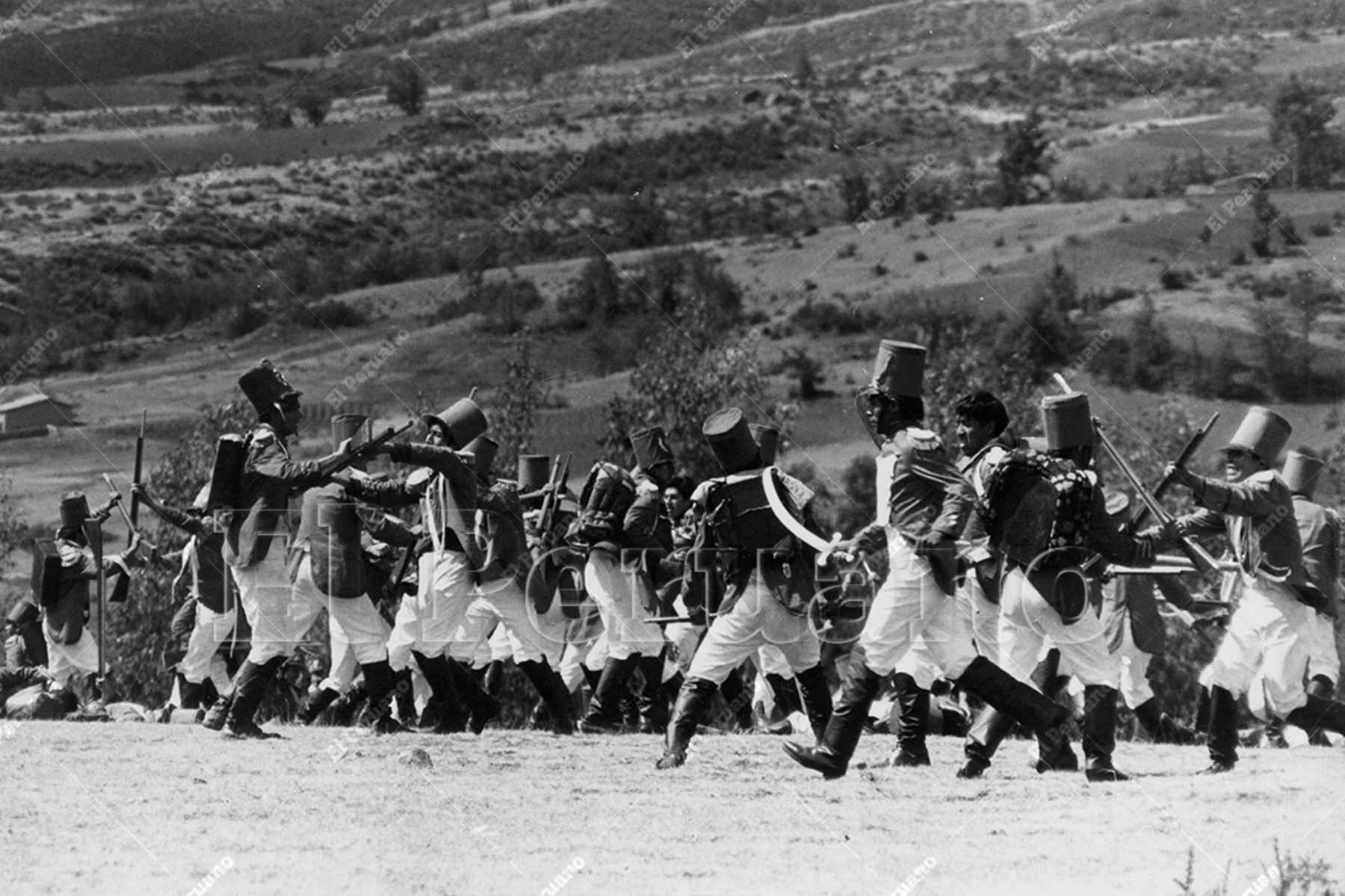 Ayacucho - 9 diciembre 1974 / Como parte de la conmemoración del sesquicentenario de  la histórica gesta en la Pampa de la Quinua, más de dos mil estudiantes realizaron una impresionante escenificación de la Batalla de Ayacucho  que puso fin al dominio español y selló la independencia de América. Foto: Archivo Histórico de El Peruano / Braulio Cabrera