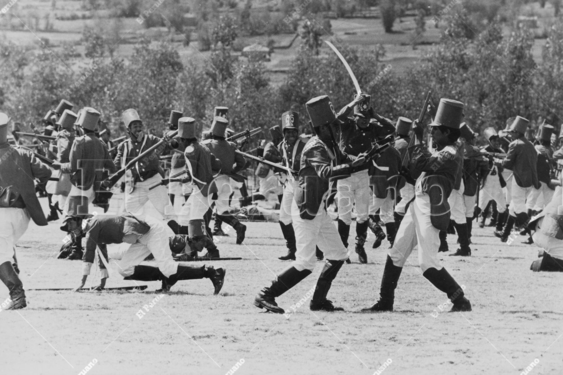 Ayacucho - 9 diciembre 1974 / Como parte de la conmemoración del sesquicentenario de  la histórica gesta en la Pampa de la Quinua, más de dos mil estudiantes realizaron una impresionante escenificación de la Batalla de Ayacucho  que puso fin al dominio español y selló la independencia de América. Foto: Archivo Histórico de El Peruano / Braulio Cabrera