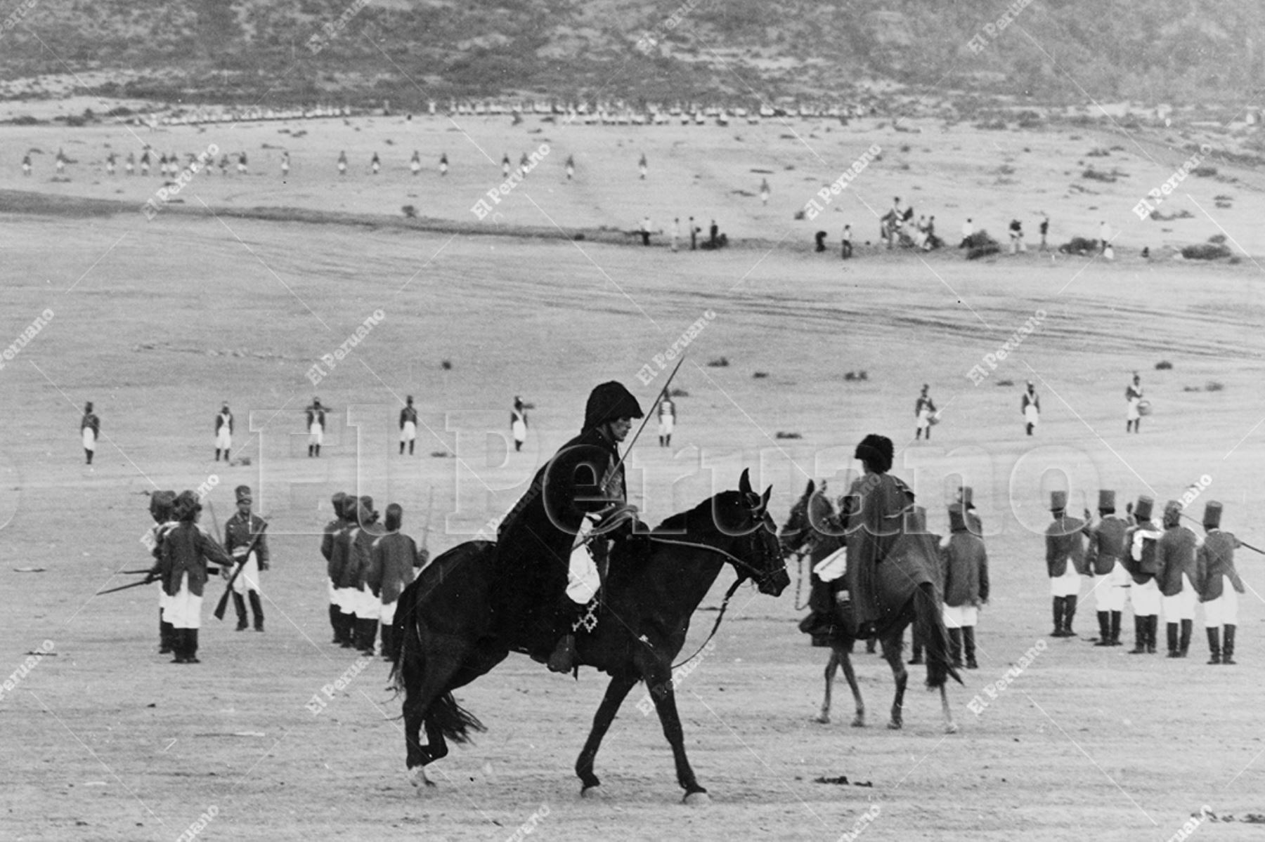 Ayacucho - 9 diciembre 1974 / Como parte de la conmemoración del sesquicentenario de  la histórica gesta en la Pampa de la Quinua, más de dos mil estudiantes realizaron una impresionante escenificación de la Batalla de Ayacucho  que puso fin al dominio español y selló la independencia de América. Foto: Archivo Histórico de El Peruano / Braulio Cabrera