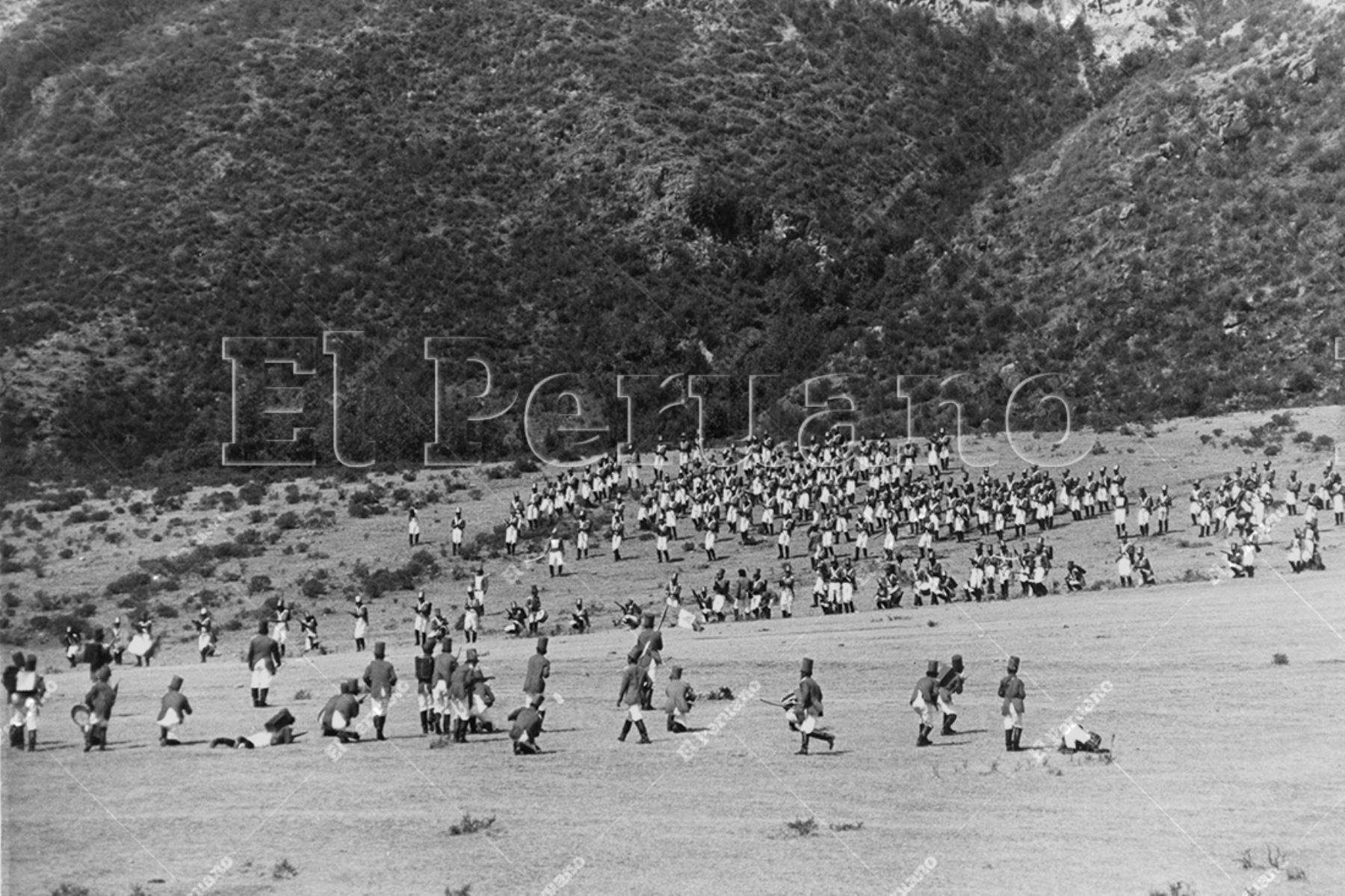 Ayacucho - 9 diciembre 1974 / Como parte de la conmemoración del sesquicentenario de  la histórica gesta en la Pampa de la Quinua, más de dos mil estudiantes realizaron una impresionante escenificación de la Batalla de Ayacucho  que puso fin al dominio español y selló la independencia de América. Foto: Archivo Histórico de El Peruano / Braulio Cabrera