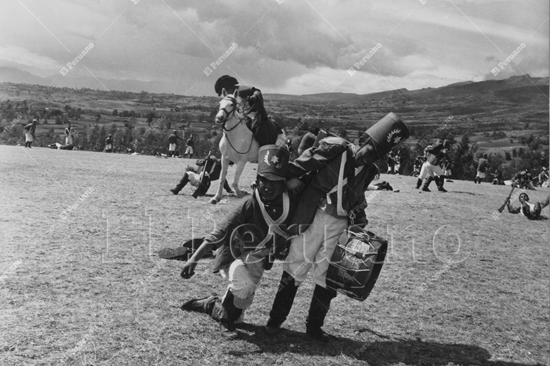 Ayacucho - 9 diciembre 1974 / Como parte de la conmemoración del sesquicentenario de  la histórica gesta en la Pampa de la Quinua, más de dos mil estudiantes realizaron una impresionante escenificación de la Batalla de Ayacucho  que puso fin al dominio español y selló la independencia de América. Foto: Archivo Histórico de El Peruano / Braulio Cabrera