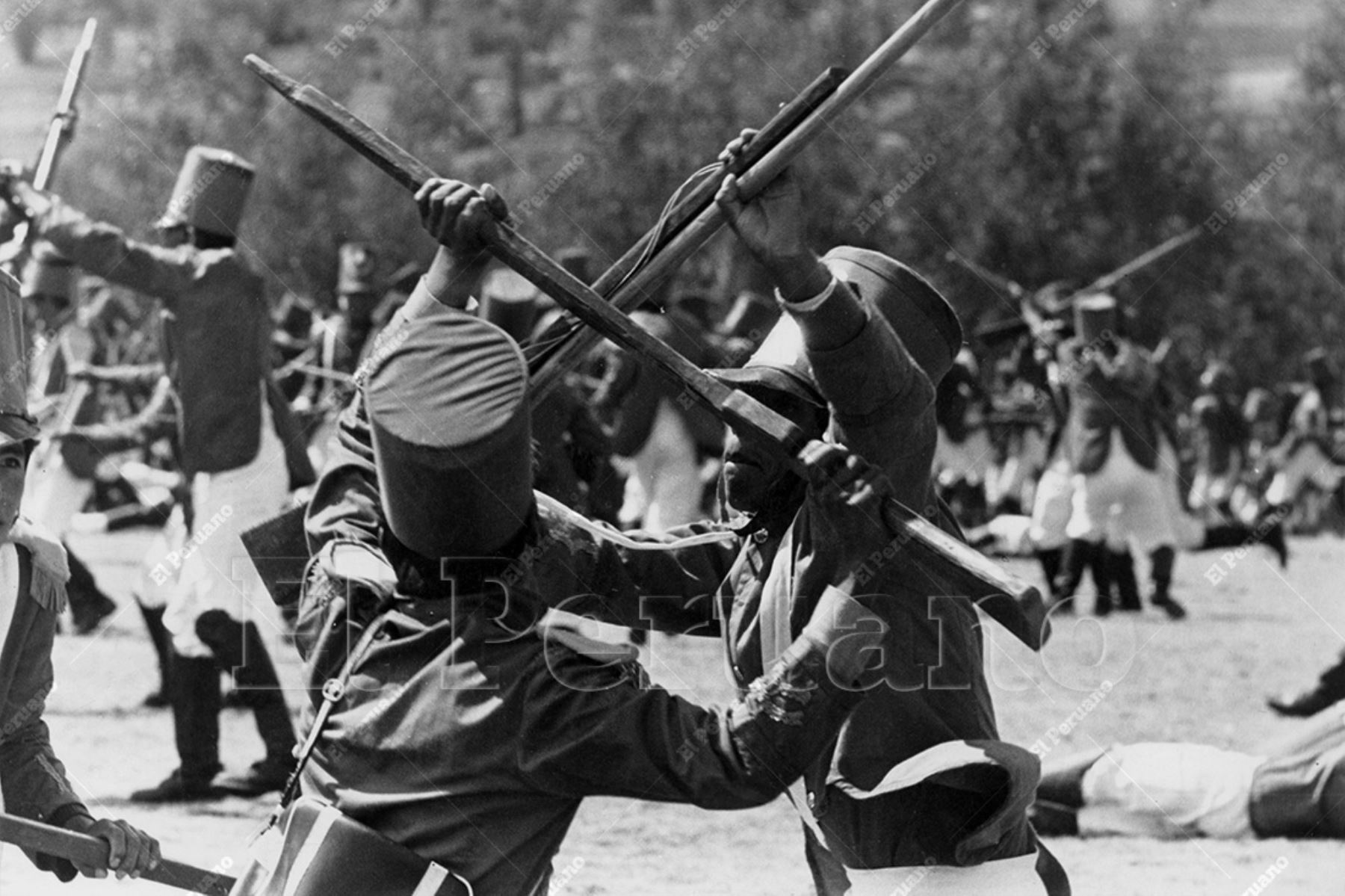 Ayacucho - 9 diciembre 1974 / Como parte de la conmemoración del sesquicentenario de  la histórica gesta en la Pampa de la Quinua, más de dos mil estudiantes realizaron una impresionante escenificación de la Batalla de Ayacucho  que puso fin al dominio español y selló la independencia de América. Foto: Archivo Histórico de El Peruano / Braulio Cabrera