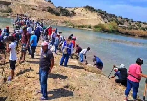 Más de 500 agricultores derriban dique en el río Chira reclamando acceso al agua para sus cultivos. ANDINA/Difusión