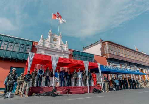 La Libertad conmemoró los 200 años de la histórica Batalla de Ayacucho con un desfile cívico - militar que se desarrolló en la plaza de Armas de la ciudad de Trujillo. Foto: Luis Puell