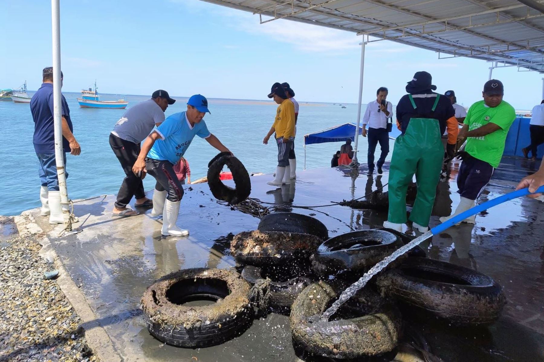 Piura: Produce y pescadores artesanales extraen 1.5 toneladas de residuos del mar. Foto: ANDINA/Difusión.