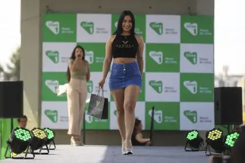 Con motivo de la temporada navideña, la Línea 1 del Metro de Lima, en colaboración con la Asociación Empresarial Gamarra Perú, presentó un desfile de modas en la estación Angamos. Foto: ANDINA/Jhonel Rodríguez Robles