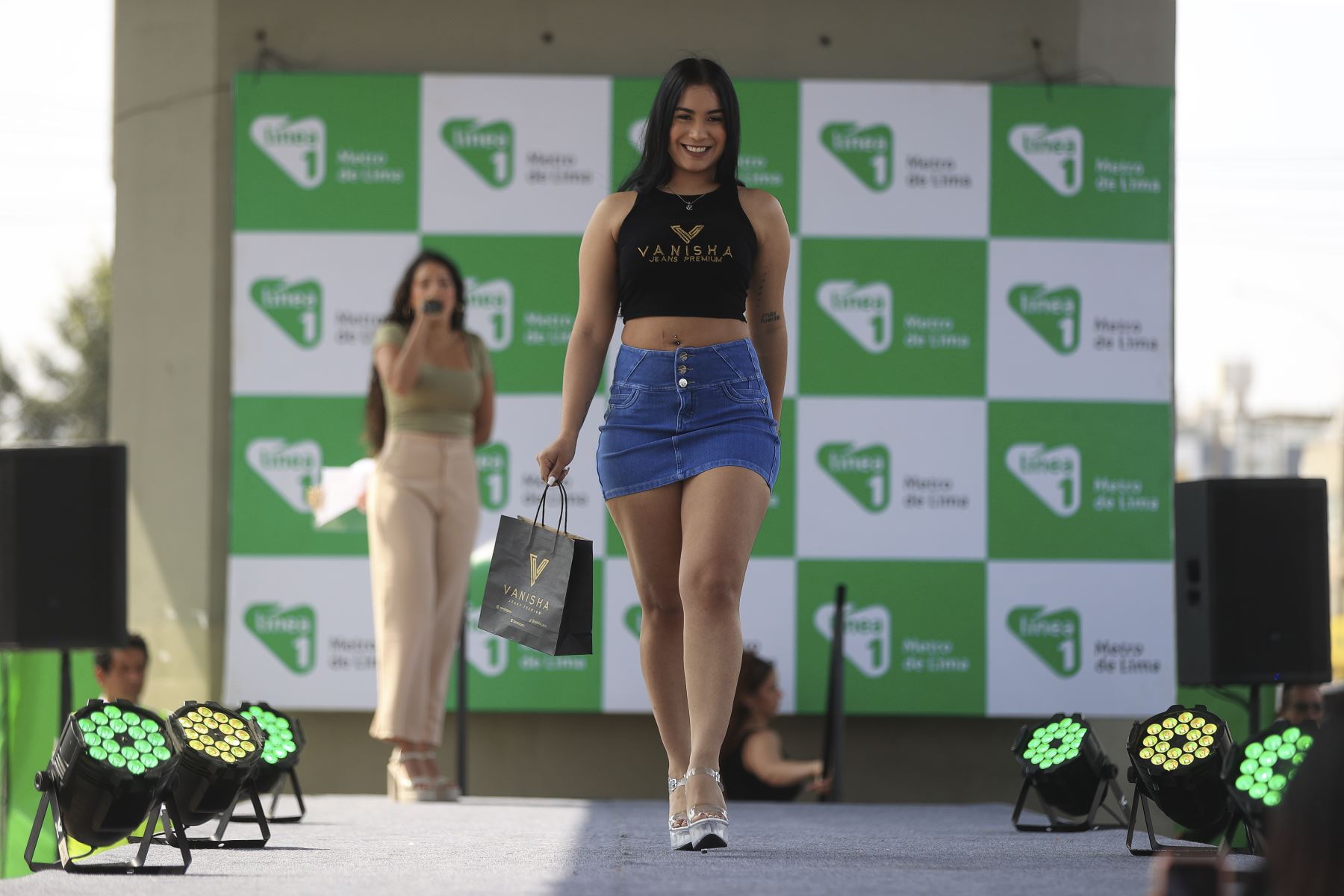 Con motivo de la temporada navideña, la Línea 1 del Metro de Lima, en colaboración con la Asociación Empresarial Gamarra Perú, presentó un desfile de modas en la estación Angamos. Foto: ANDINA/Jhonel Rodríguez Robles