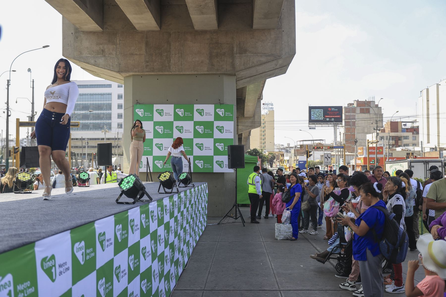 Con motivo de la temporada navideña, la Línea 1 del Metro de Lima, en colaboración con la Asociación Empresarial Gamarra Perú, presentó un desfile de modas en la Estación Angamos. Foto: ANDINA/Jhonel Rodríguez Robles