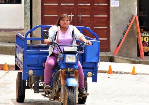 Liberita Serrano Antonio, usuaria del programa Juntos del Ministerio de Desarrollo Inclusión y Desarrollo Social (Midis), inició y desarrolló su emprendimiento de producción y venta de productos agrícolas, prácticamente sola,