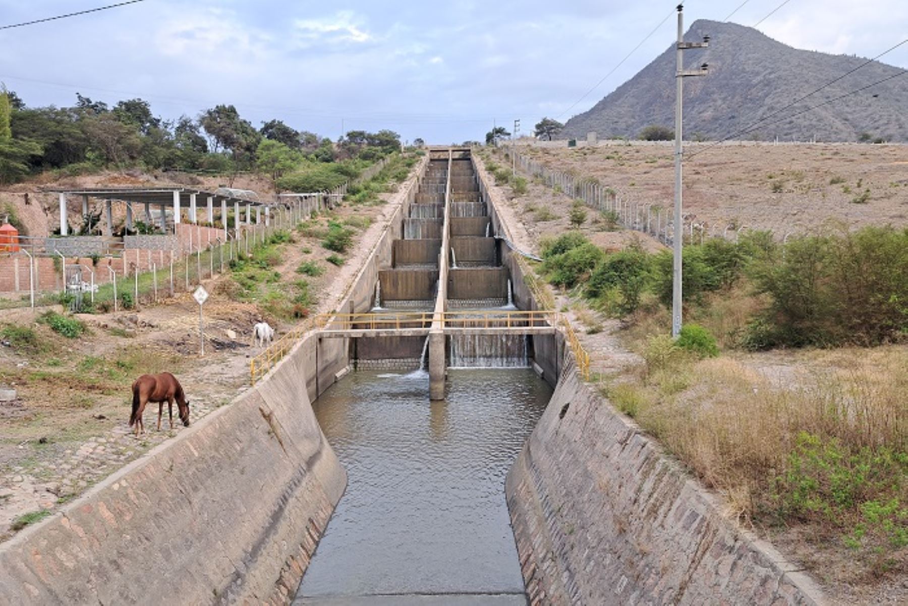 El Gobierno Regional de Lambayeque anunció que el Proyecto Especial Olmos Tinajones - PEOT, ha asumido el compromiso de vigilar y cautelar ante la escasez del recurso hídrico que conduce la infraestructura mayor de riego del Sistema Hidráulico Tinajones.