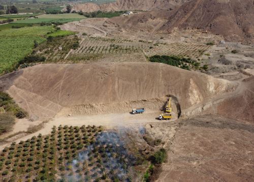 Con maquinaria pesada los invasores destruyen el sitio arqueológico Queneto, ubicado en la provincia de Virú, región La Libertad. Estos ocupantes ilegales buscan convertir el lugar en terrenos de cultivo. ANDINA/Difusión