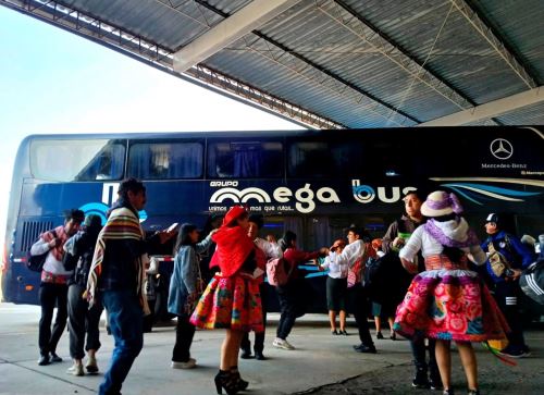 A ritmo de la danza del Santiago, la Municipalidad de Huancayo dio la bienvenida a los turistas que arribaron hoy al terminal terrestre y disfrutar del feriado largo por Fiestas Patrias. ANDINA/Difusión