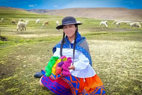 Prendas de vestir con fibra de camélidos y artesanías se ofrecerán en el evento de entrada gratuita Primer Salón Nacional del Hilo Artesanal de Camélidos. ANDINA/Difusión