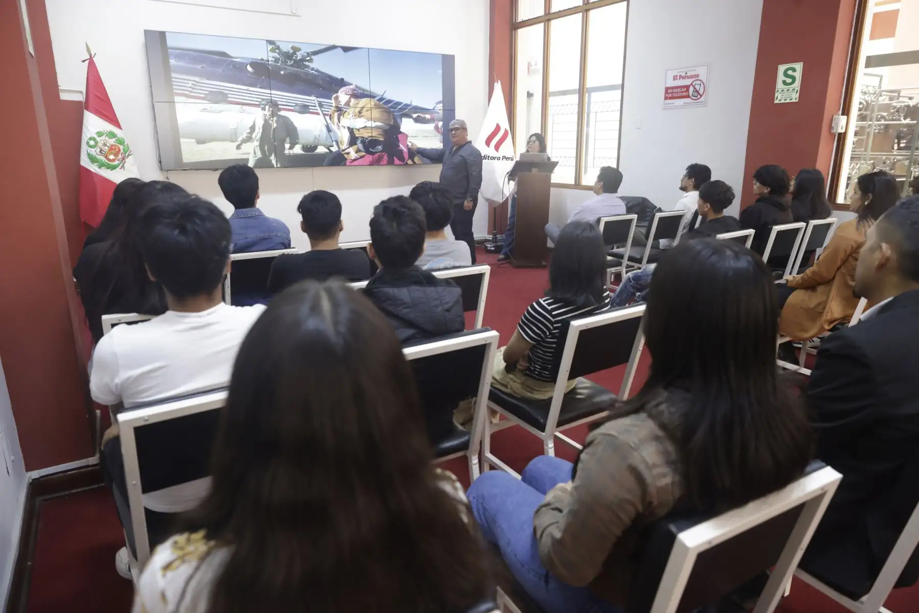 Esta vez visitaron nuestras instalaciones los alumnos del 3° ciclo de la carrera de Diseño Gráfico del Instituto Cibertec, sede San Juan de Lurigancho. Foto: ANDINA/ Luis Iparraguirre