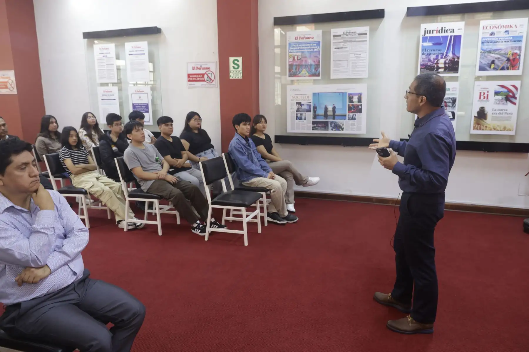 Se dio inicio a El Peruano Bicentenario, una jornada de proyección a la comunidad educativa, en las que periodistas del Diario Oficial El Peruano, y la Agencia de Noticias Andina, comparten sus experiencias y conocimientos profesionales a las nuevas generaciones. Foto: ANDINA/ Luis Iparraguirre