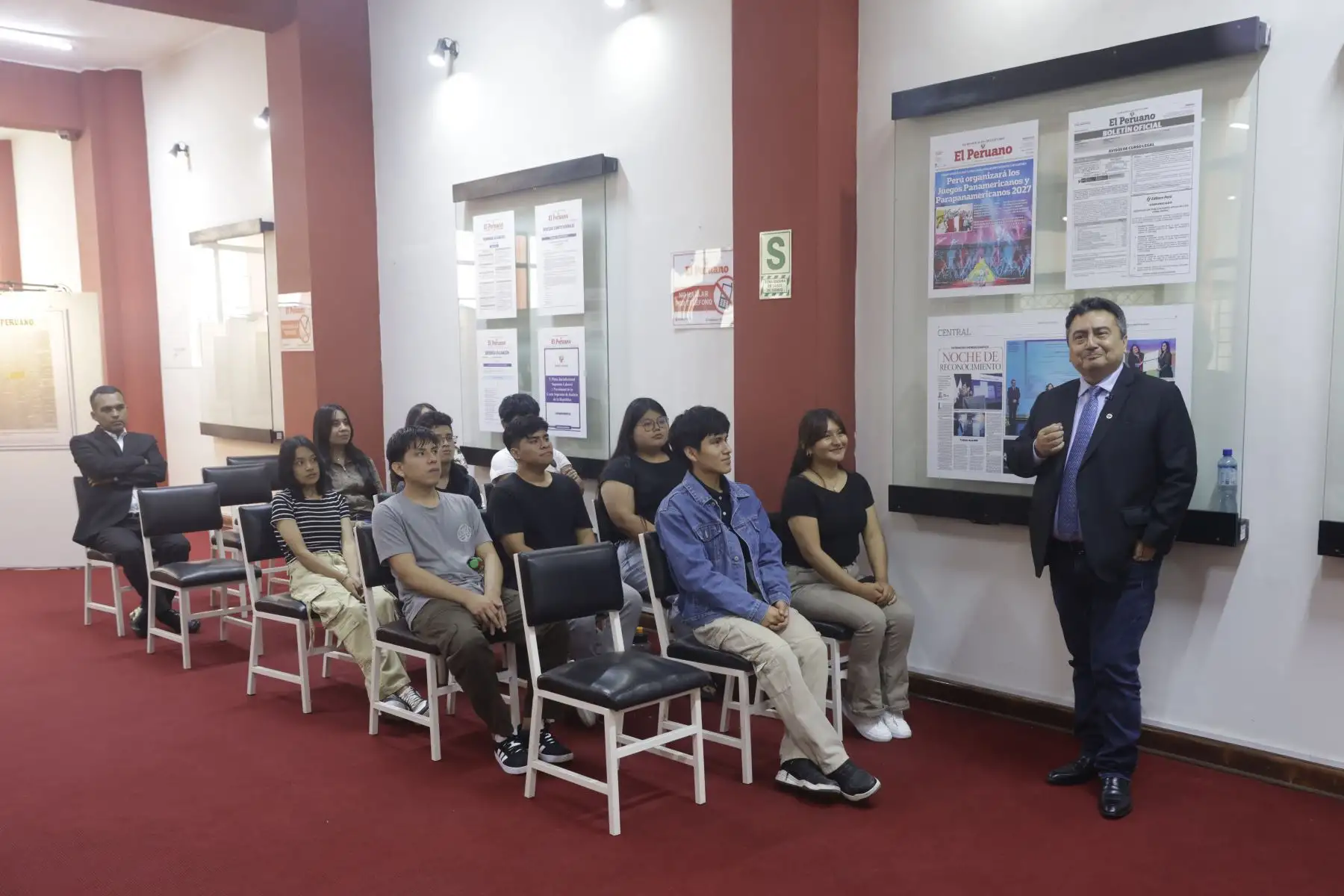 Se dio inicio a El Peruano Bicentenario, una jornada de proyección a la comunidad educativa, en las que periodistas del Diario Oficial El Peruano, y la Agencia de Noticias Andina, comparten sus experiencias y conocimientos profesionales a las nuevas generaciones. Foto: ANDINA/ Luis Iparraguirre