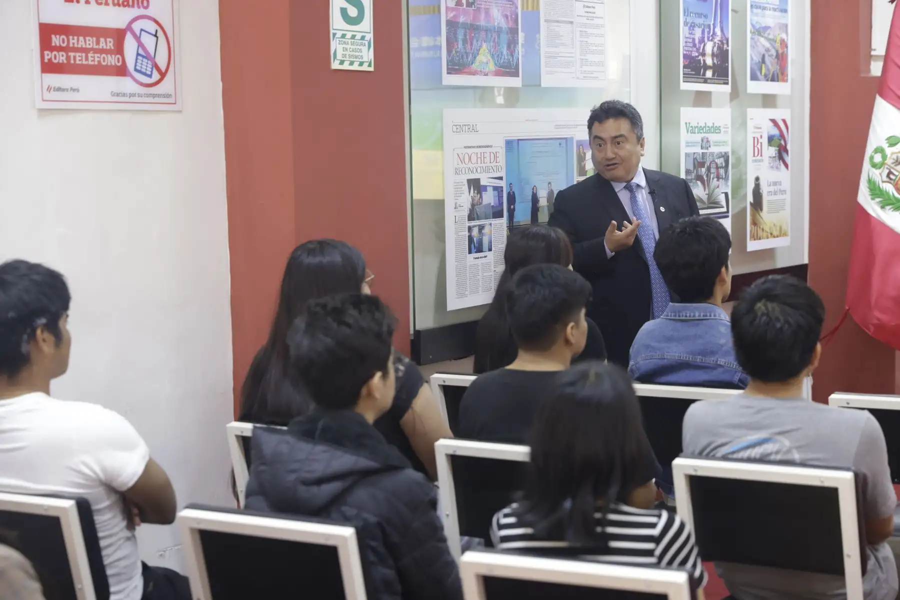Se dio inicio a El Peruano Bicentenario, una jornada de proyección a la comunidad educativa, en las que periodistas del Diario Oficial El Peruano, y la Agencia de Noticias Andina, comparten sus experiencias y conocimientos profesionales a las nuevas generaciones. Foto: ANDINA/ Luis Iparraguirre