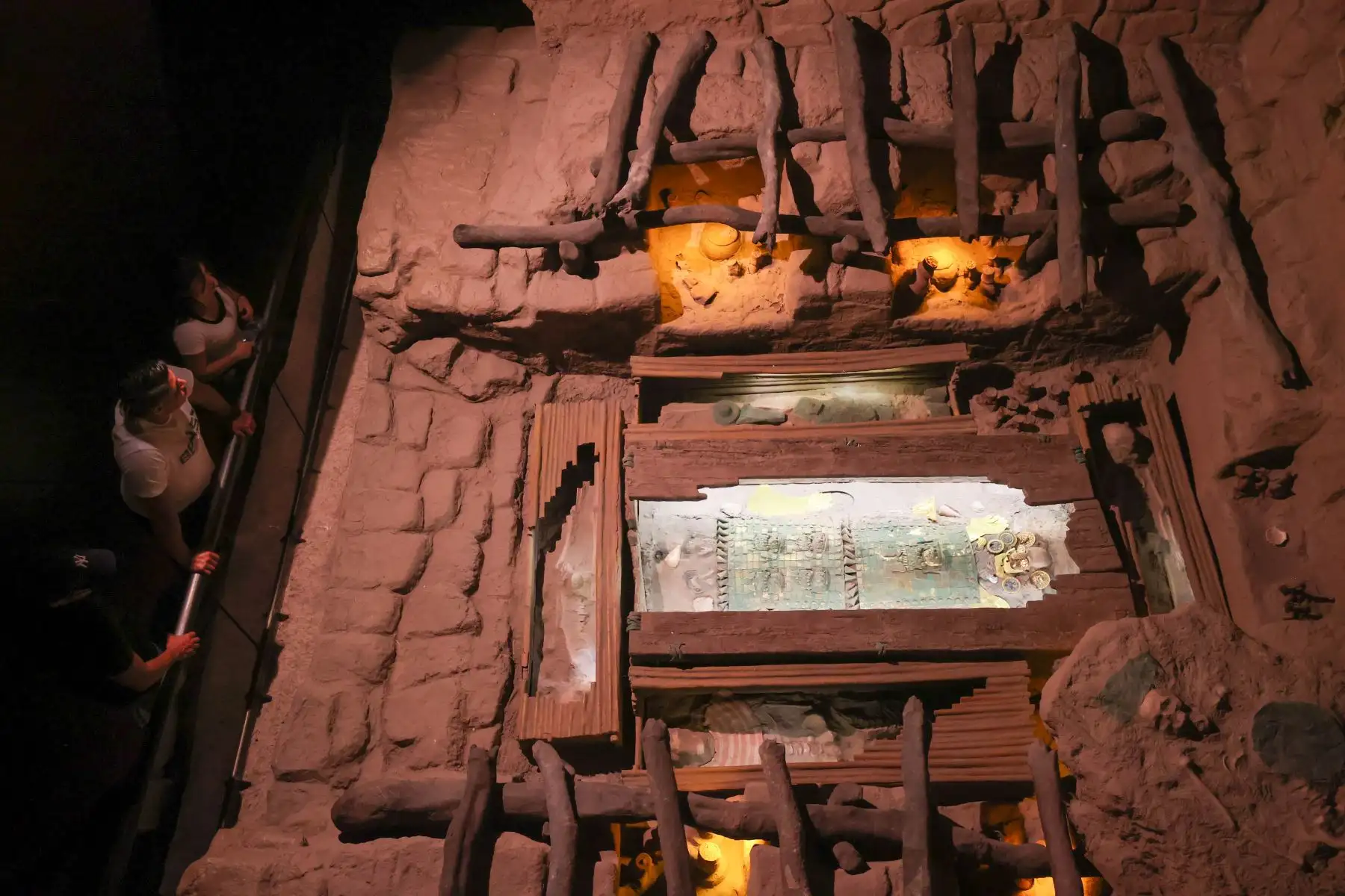 Sostuvo que este notable crecimiento refleja el creciente interés del público en conocer y valorar el legado del Señor de Sipán y la riqueza cultural de Lambayeque. “Este aumento en la afluencia de visitantes es una muestra clara del reconocimiento nacional e internacional que ha adquirido nuestro patrimonio, y refuerza nuestro compromiso de promover la cultura como un derecho fundamental para todos”, afirmó. Foto: ANDINA/Juan Carlos Guzmán Negrini