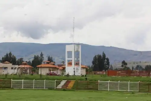 La instalación de pararrayos en espacios públicos es una medida fundamental para proteger la vida humana, las infraestructuras y el entorno frente a los efectos de las descargas eléctricas atmosféricas.