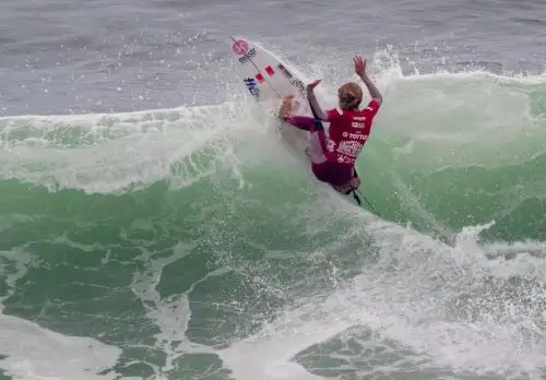 Tablistas jóvenes exponen sus mejores atributos en el Sudamericano Juvenil de Surf 2024