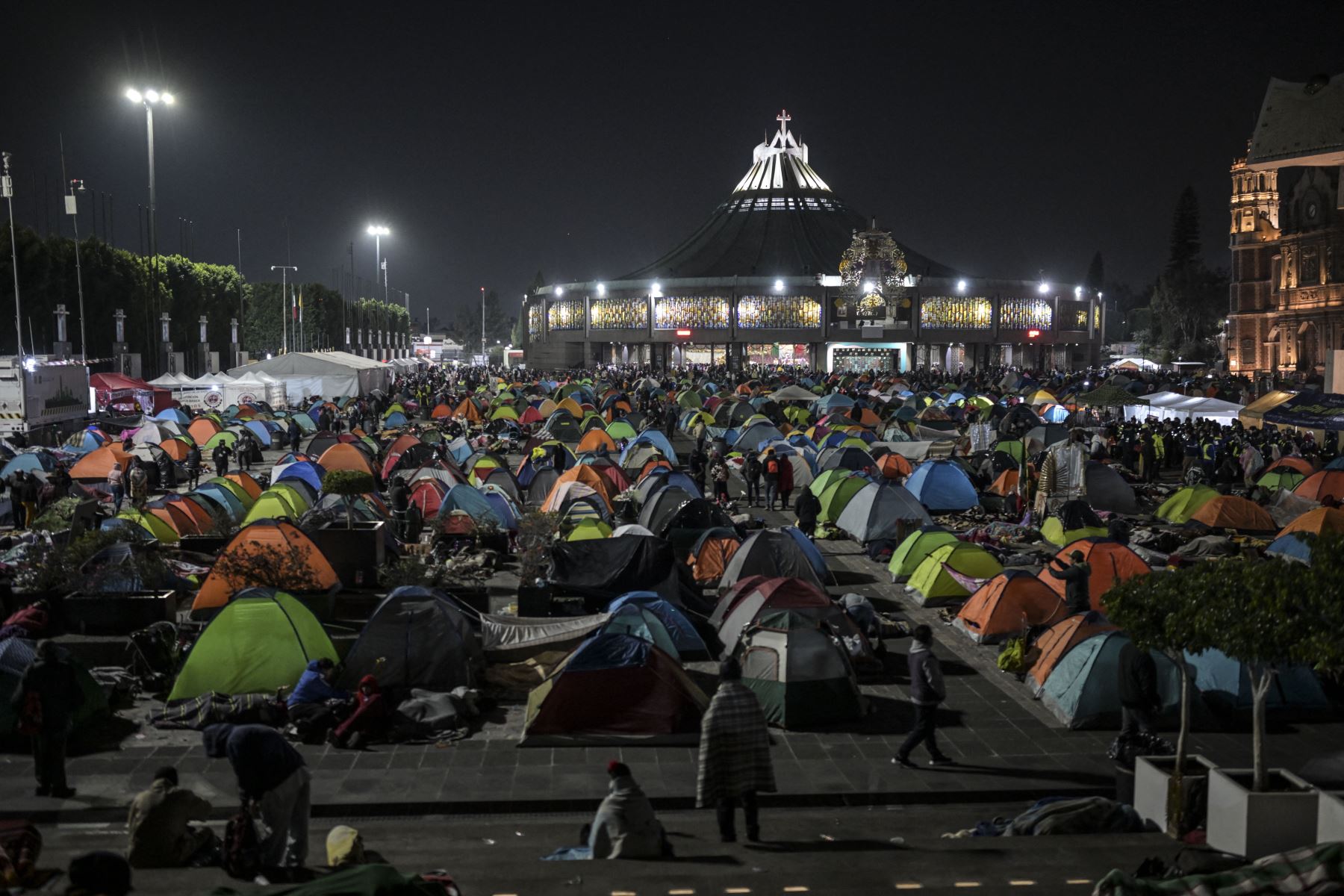 Peregrinos católicos acampan en la explanada de la plaza central del complejo del santuario de la Basílica de Guadalupe durante la conmemoración del día de la Virgen de Guadalupe en la Ciudad de México. Foto: ANDINA/AFP