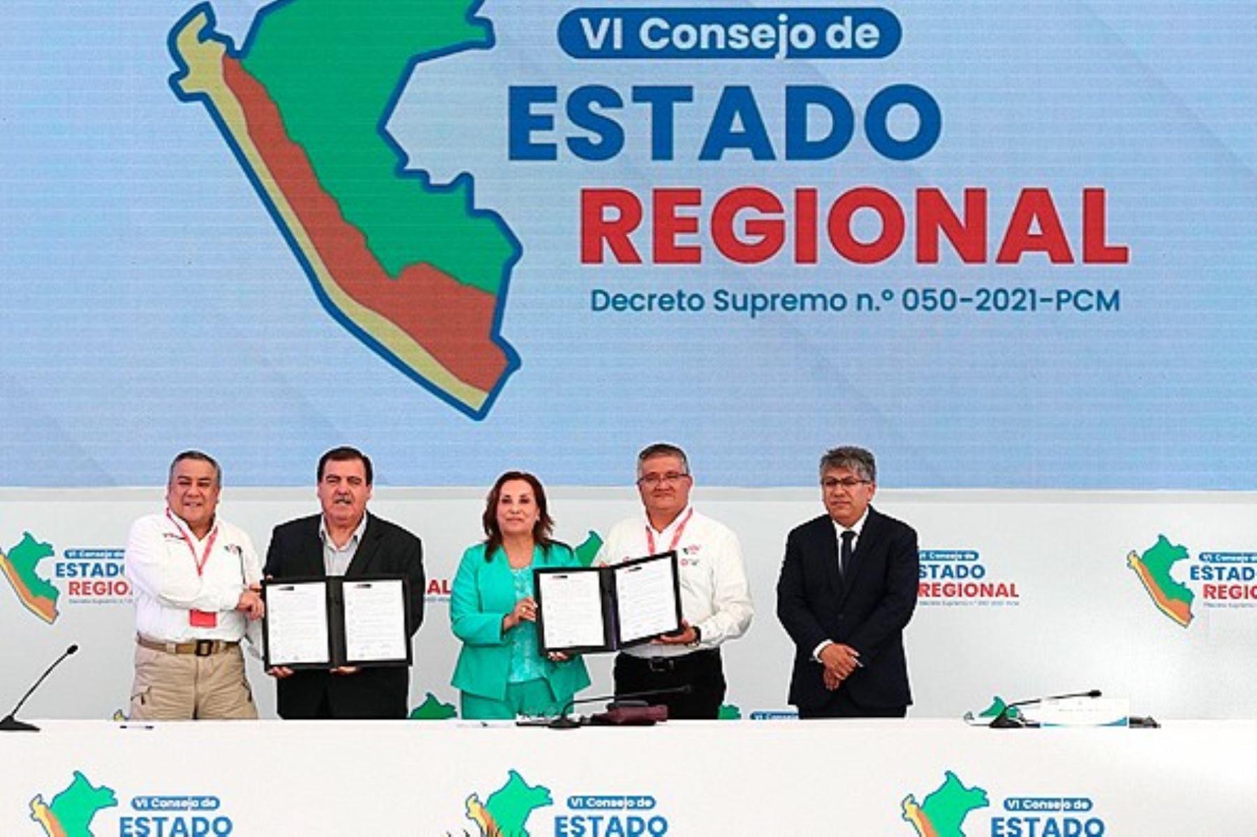 La firma del convenio estuvo a cargo del ministro del Ambiente, Juan Carlos Castro, y el gobernador de Ica, Jorge Hurtado. Foto: Minam