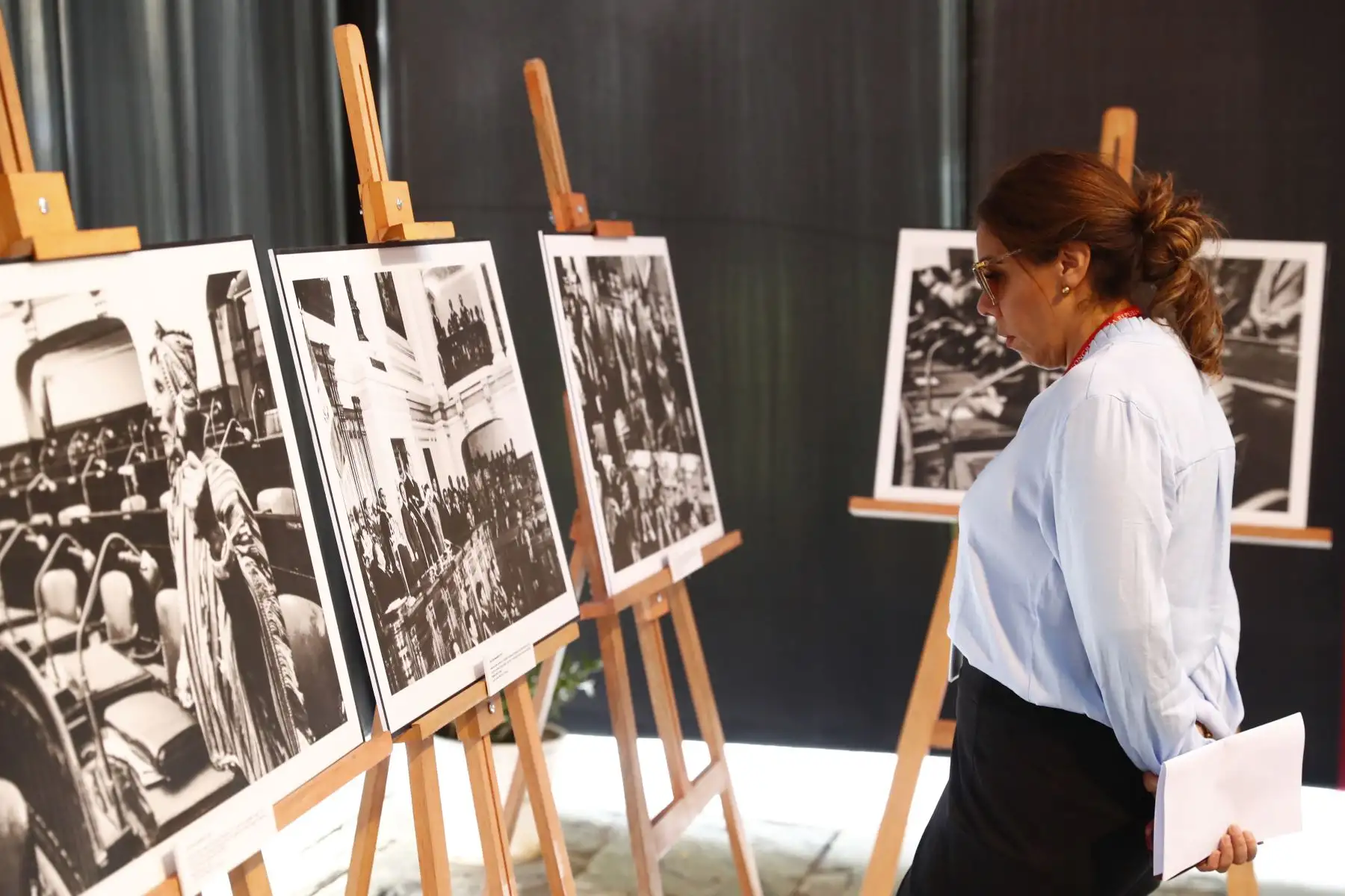 Paralelo a la realización del conversatorio académico La Política en Imágenes, que se realiza en la plaza Bolívar del Congreso, los asistentes aprovecharon para recorrer la exposición fotográfica "El Peruano: Imágenes históricas del Congreso de la República", que se inauguró hoy jueves 12 de diciembre de 2024.
Foto: ANDINA/Daniel Bracamonte