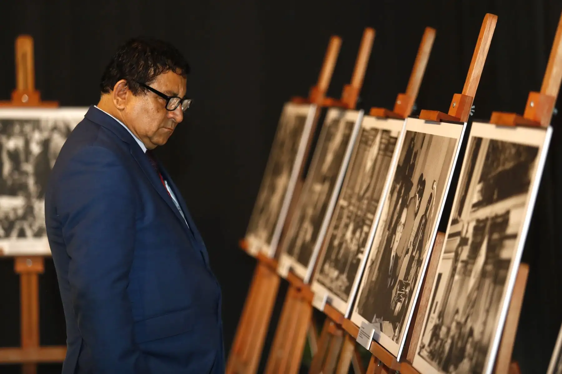 Paralelo a la realización del conversatorio académico La Política en Imágenes, que se realiza en la plaza Bolívar del Congreso, los asistentes aprovecharon para recorrer la exposición fotográfica "El Peruano: Imágenes históricas del Congreso de la República", que se inauguró hoy jueves 12 de diciembre de 2024.
Foto: ANDINA/Daniel Bracamonte